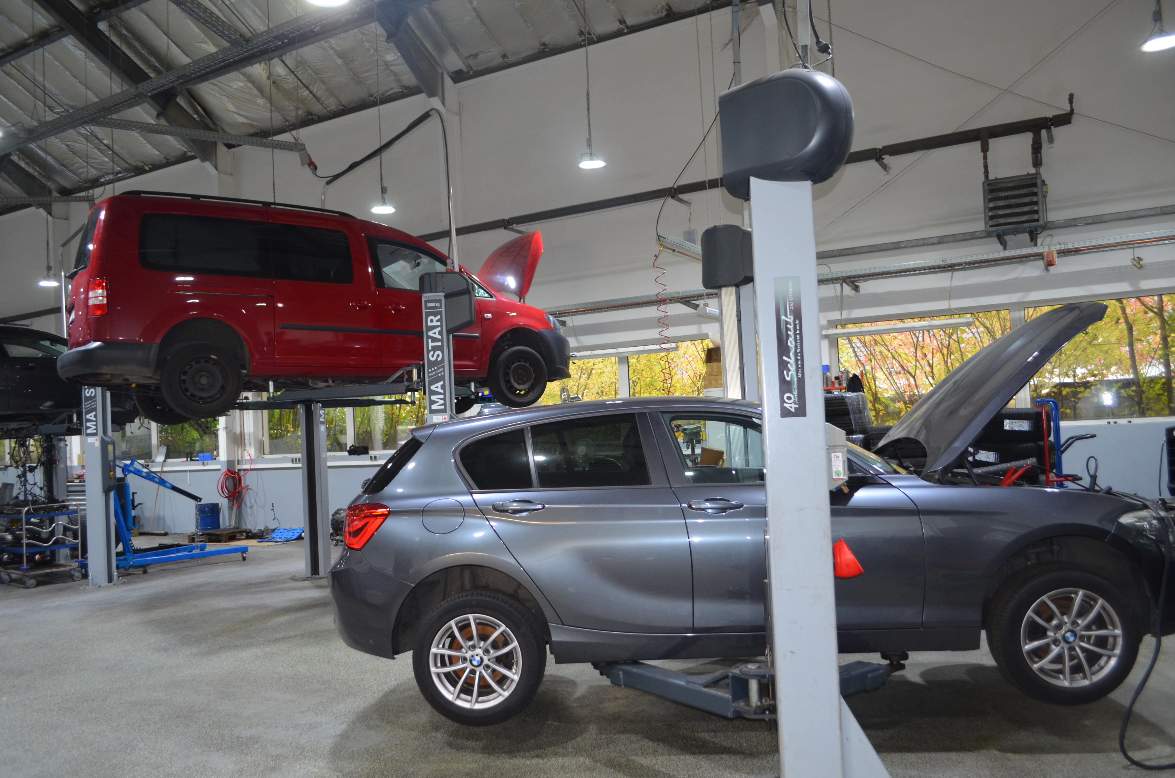 Ruhig organisierte Werkstattbucht der Carpoint Autoservice GmbH in Leverkusen