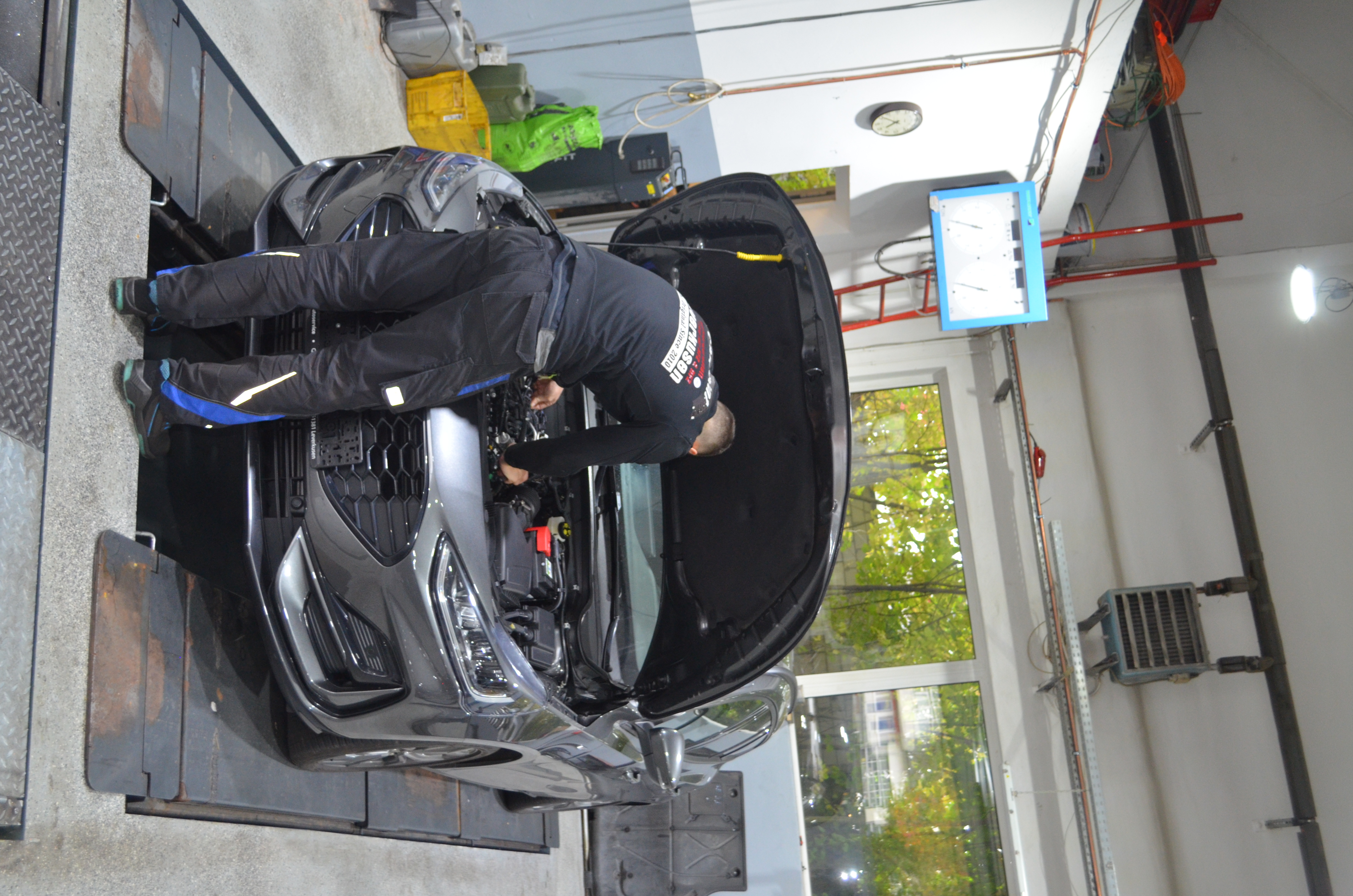 Carpoint Autoservice GmbH – Werkstattteam bei der Arbeit in Leverkusen