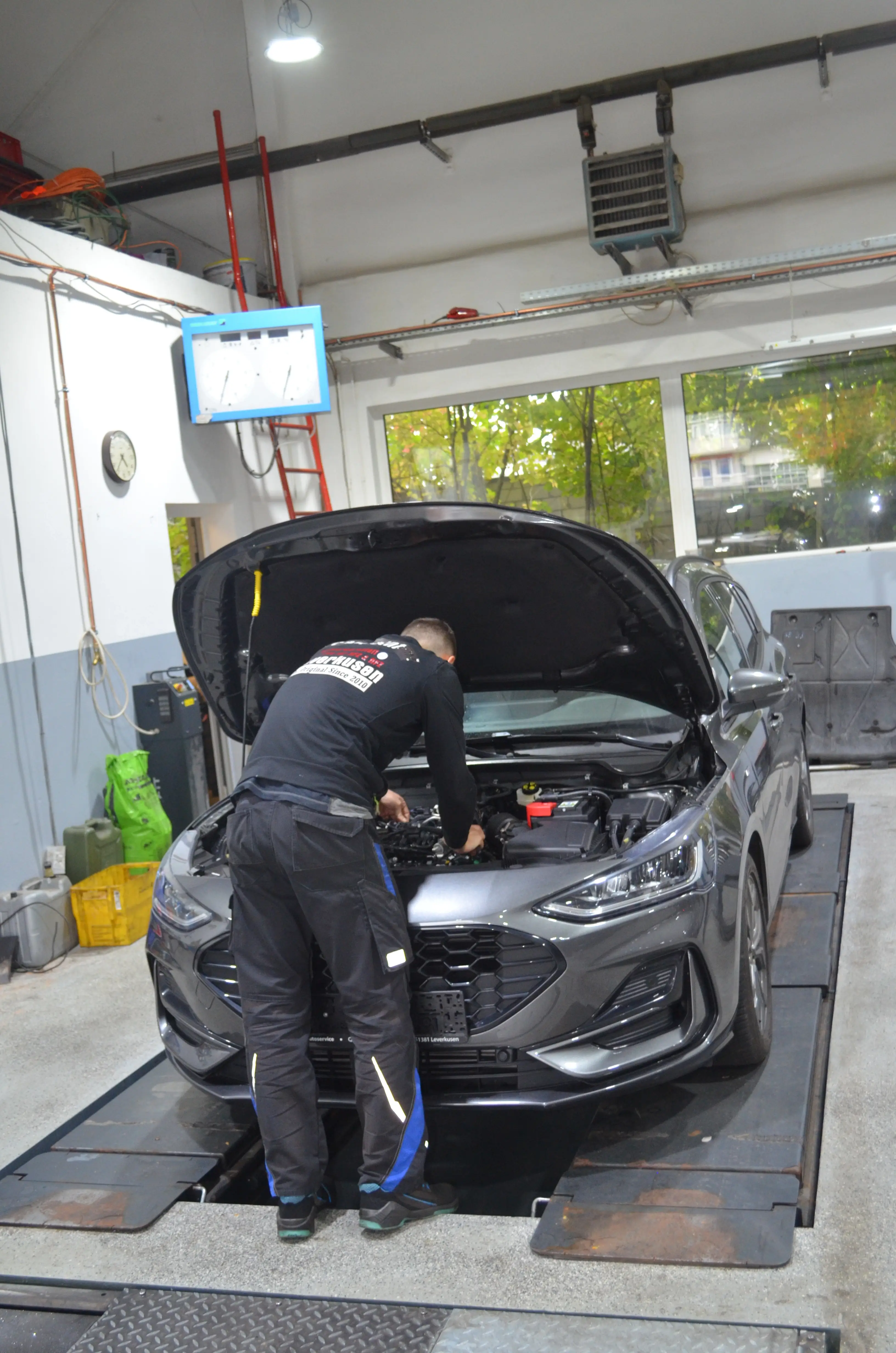 Carpoint Autoservice GmbH – Werkstattteam bei der Arbeit in Leverkusen